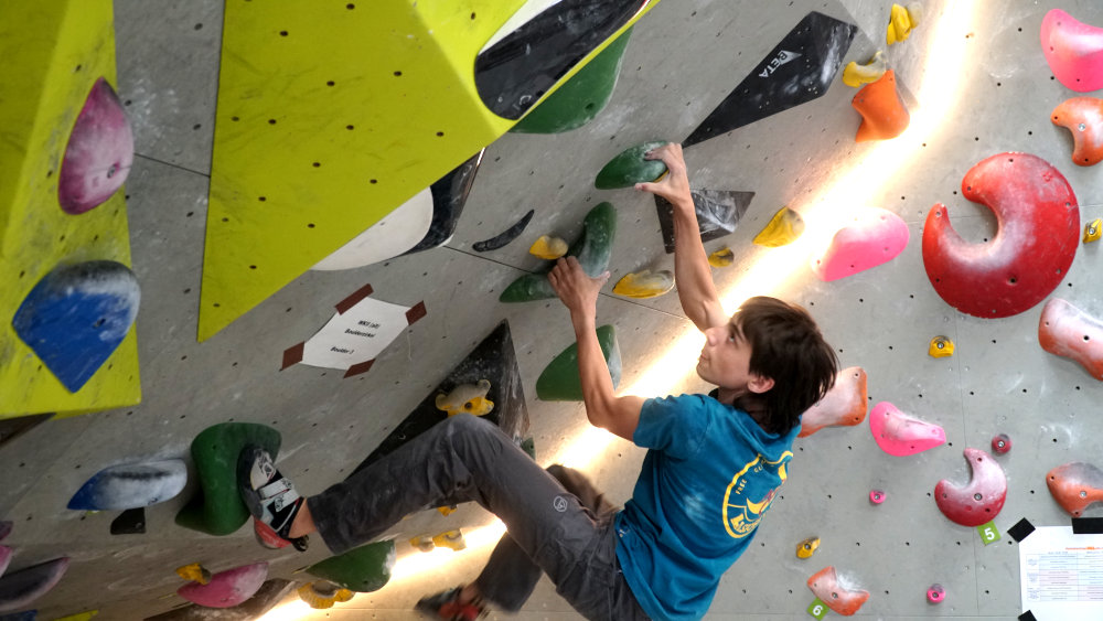 Valentin im steilen Boulder 