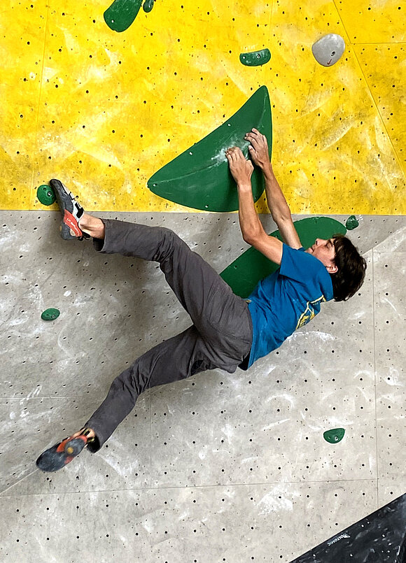 Valentin Schuller im pressigen Boulder